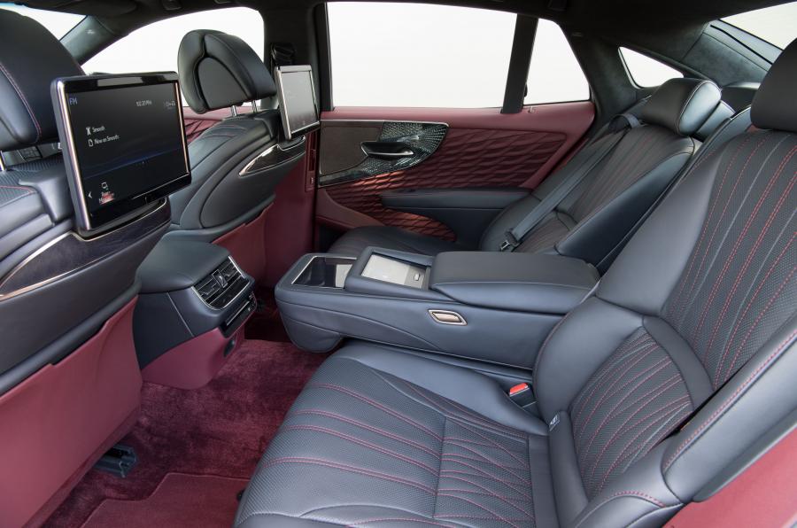 Интерьер Lexus LS500h AWD 2018 года  (UK) (фото 23 из 40)